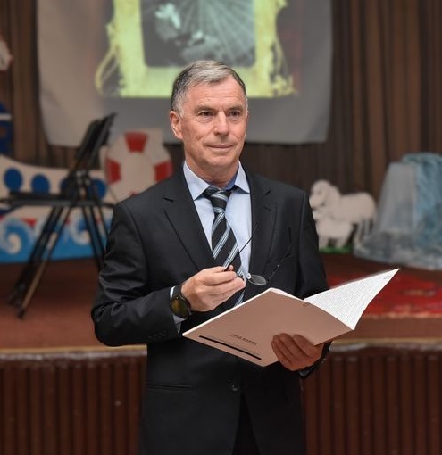 Драгослав Павловић (1962–2024), директор наше школе, напустио нас је изненада 25. септембра 2024. године.
