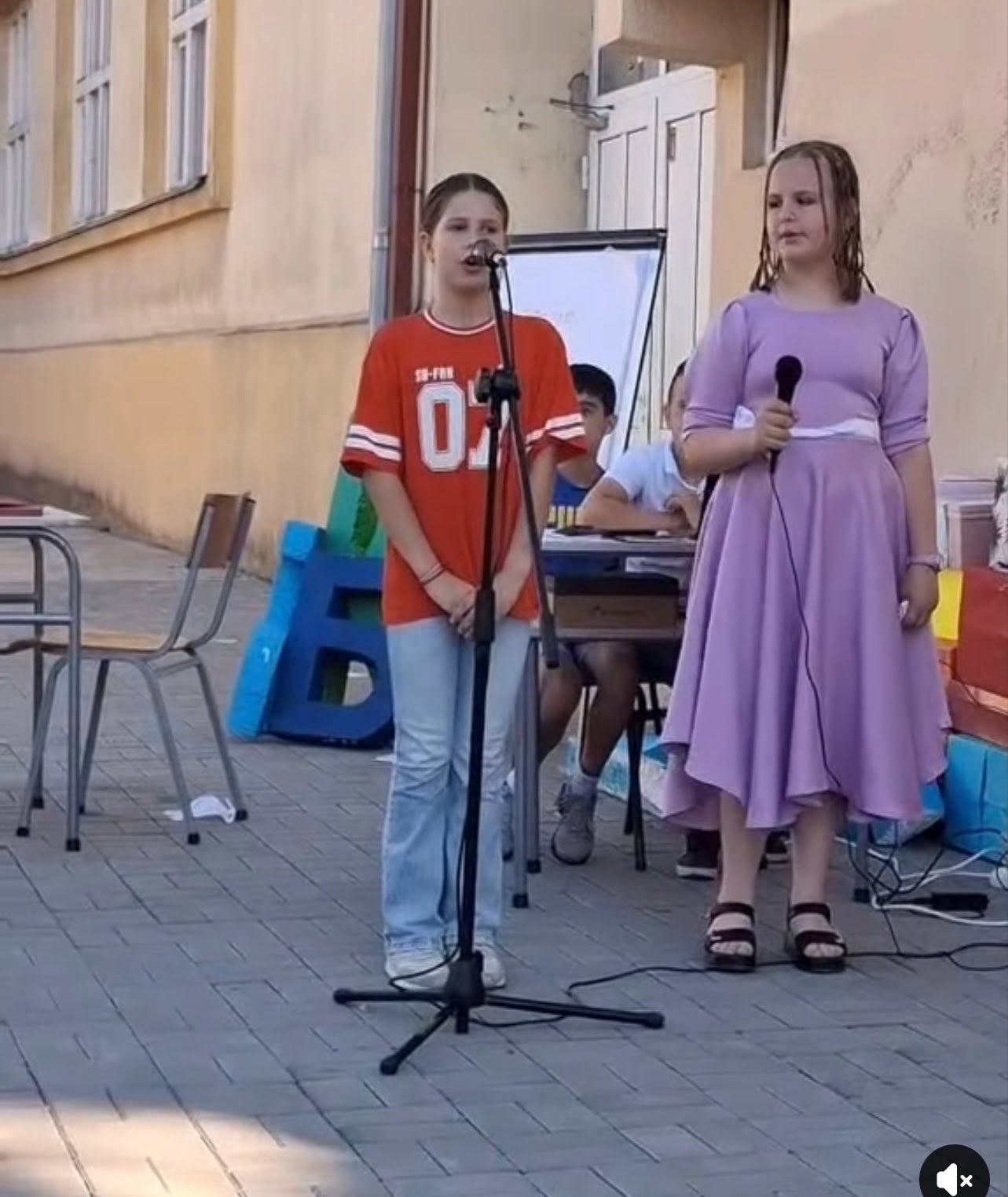 Дуња Шакан и Нина Лазић из одељења 4/1