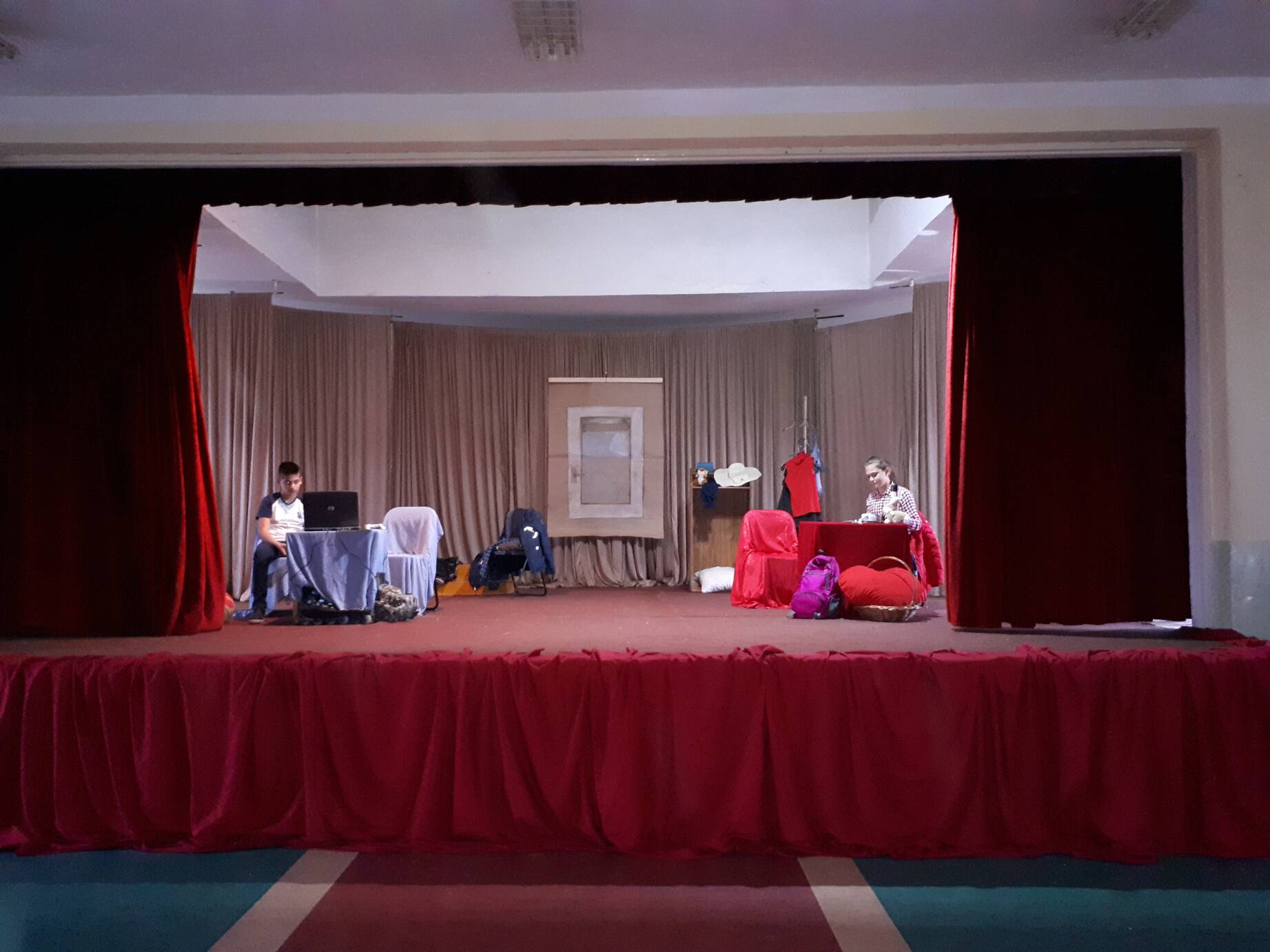 Ученици из ИО у Мачванском Причиновићу извели представу „Први дејт“ у матичној школи