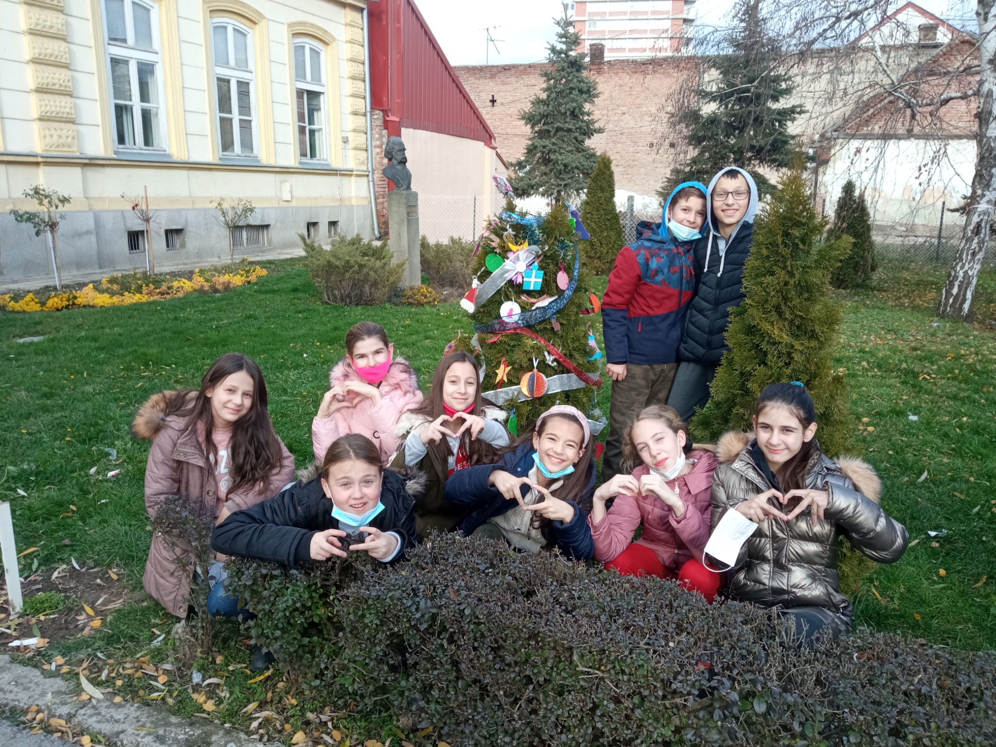 Окитили смо јелку у школском дворишту!