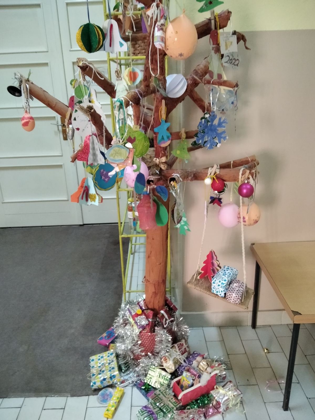 Изложба сликарских и вајарских радова ученика у Kасарским Ливадама