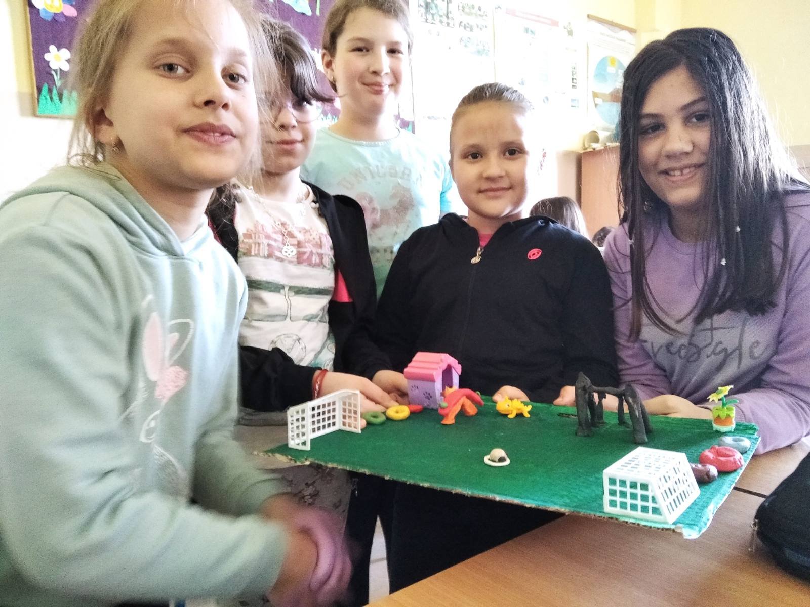 Ликовни радови наших ученика одељења 3-3 на тему "Дечије игралиште"