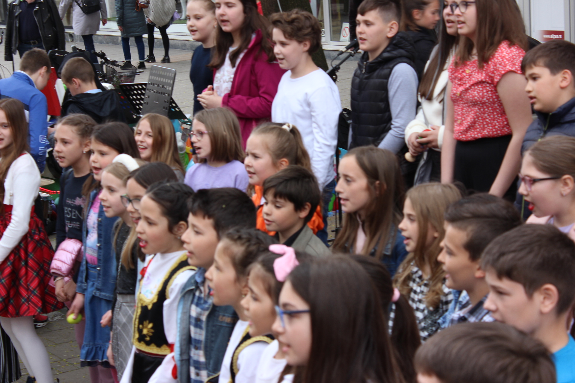 Учешће наших ученика у наступу ученика МШ “Михаило Вукдраговић” Шабац у “Улици хуманих чивијаша”