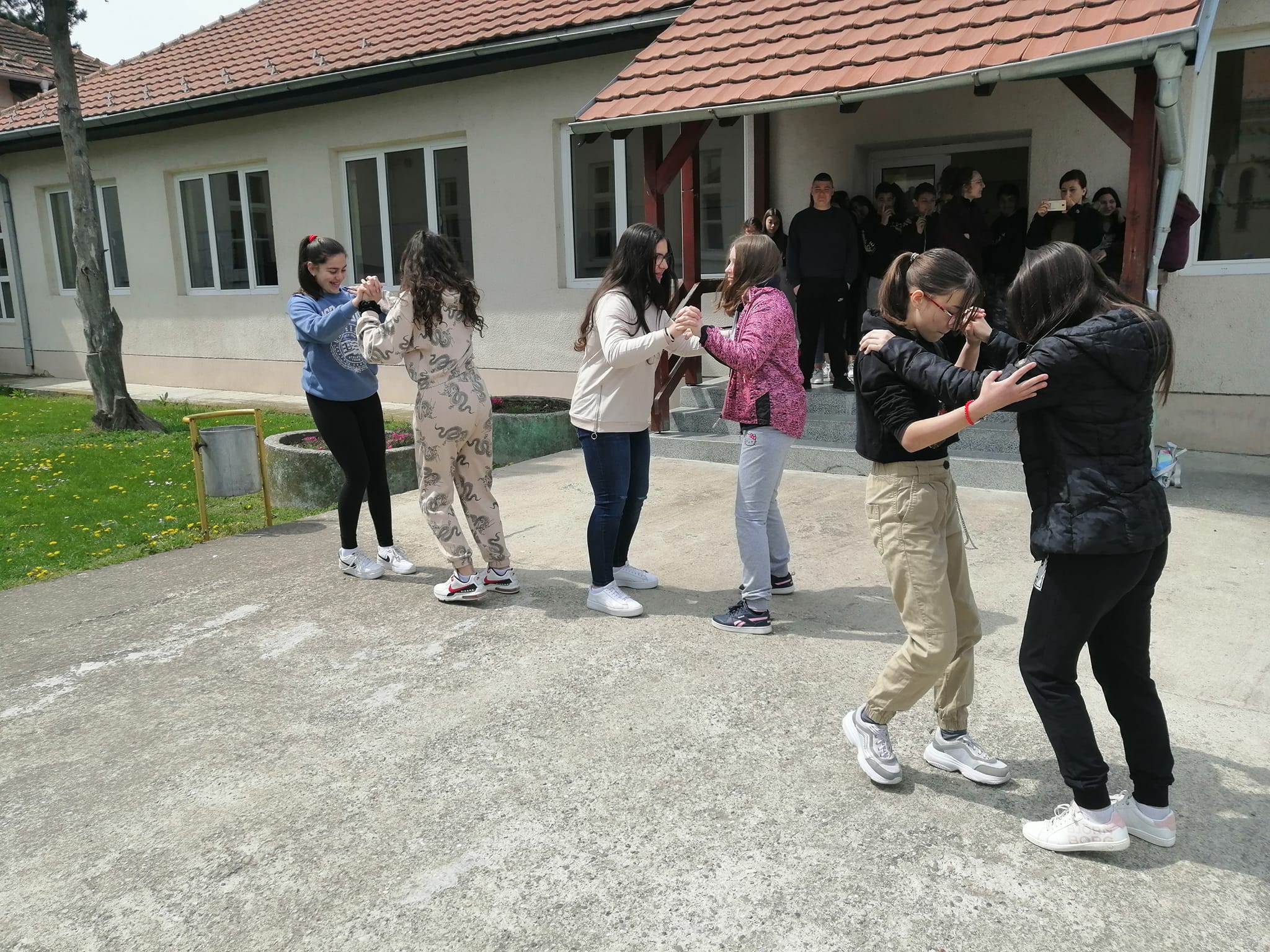 Ученици из Мачванског Причиновића пожелели су свима СРЕЋНЕ ПРАЗНИКЕ