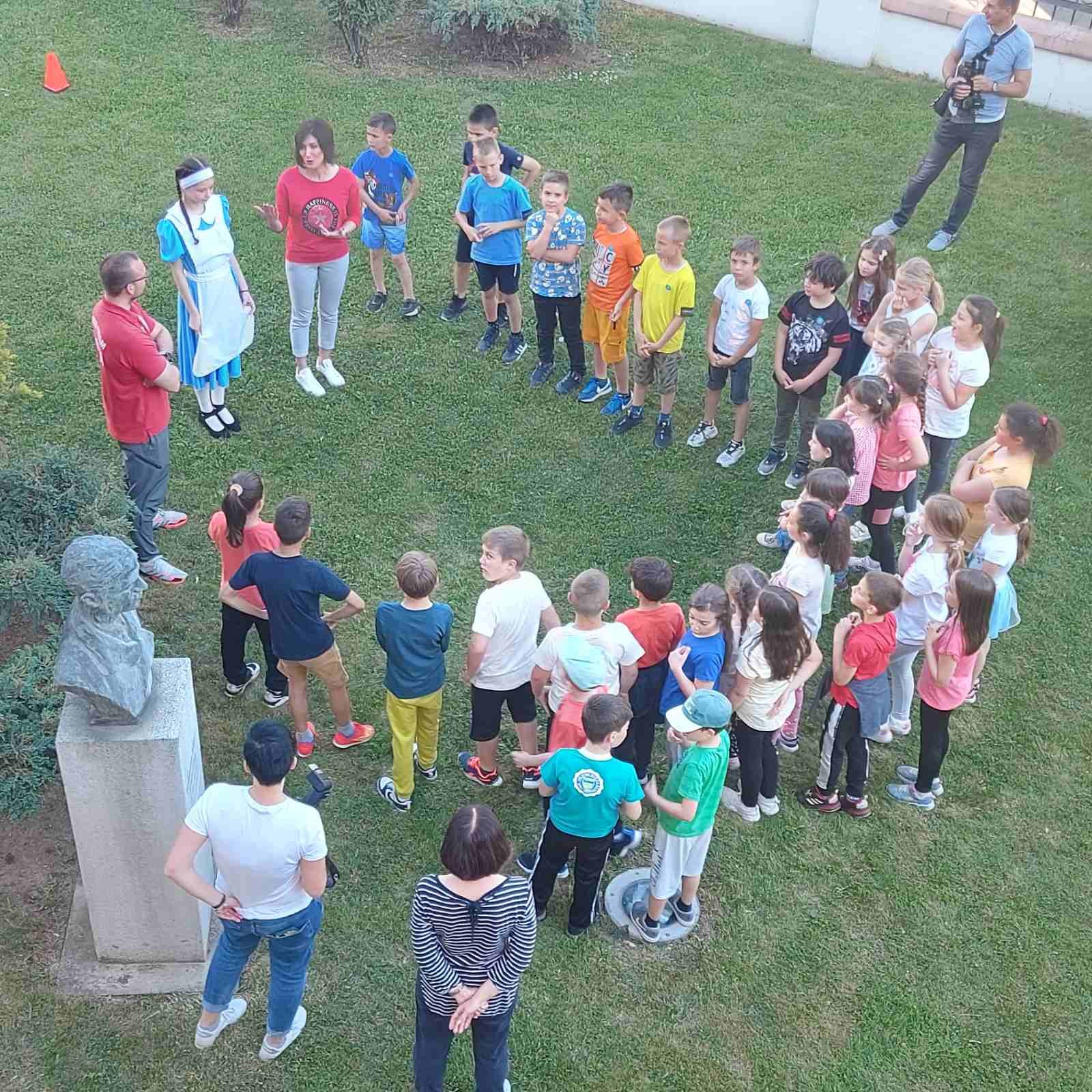 "Са књигом на глави и децом у трави"